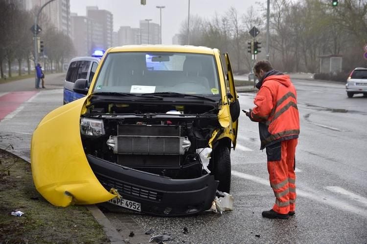 Postauto Rammt Laster