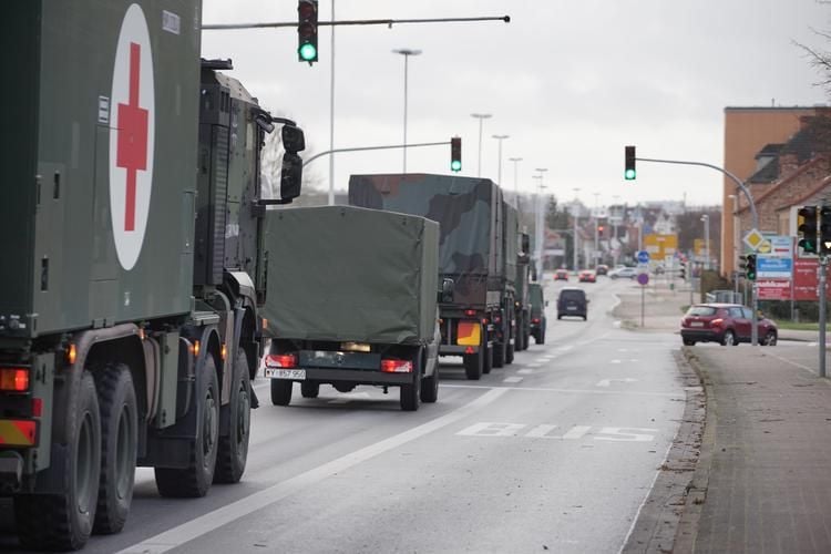 Bundeswehr Kolonne Rollt Durch Neubrandenburg