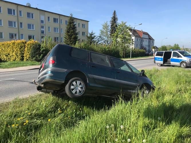 Mann F Hrt Schlangenlinien Und Landet Im Graben