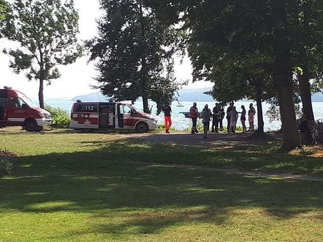 Frau Leblos Aus Dem Wasser Gezogen