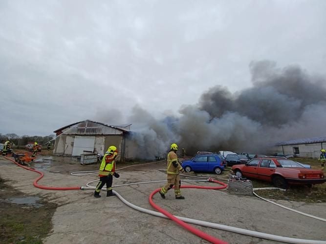 Großbrand bei Autoverwertung