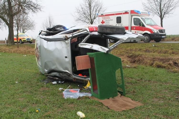 Pkw Berschl Gt Sich Und Landet Auf Dem Acker