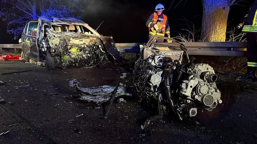 Riesiges Tr Mmerfeld Nach Schwerem Unfall Auf Der B