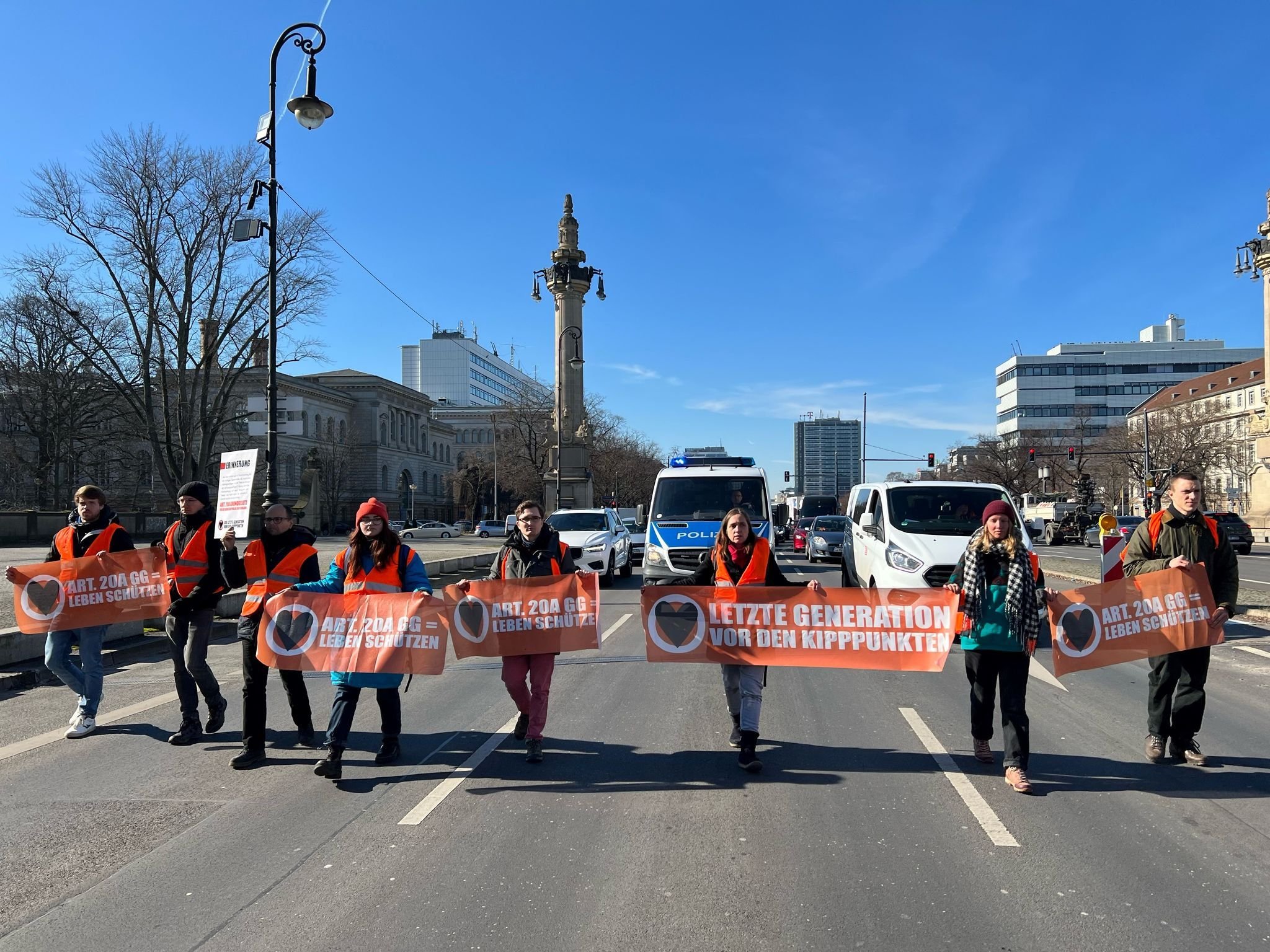 Polizei Stoppt Neun Aktivisten Bei BlockadenDemo