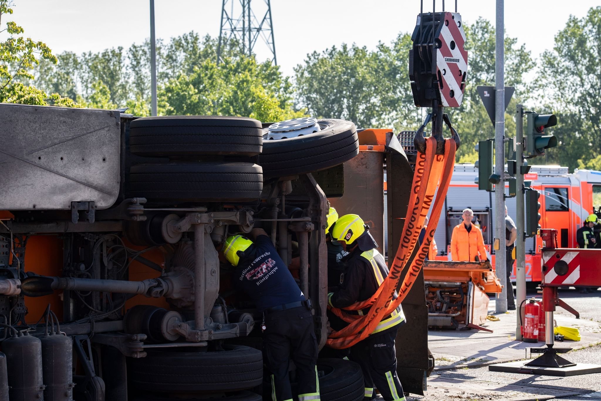 Müllwagen kippt in Kurve um Kran soll Fahrzeug aufrichten