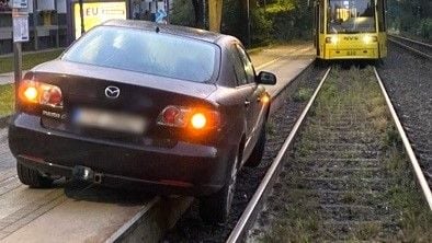 Betrunkener Autofahrer Kommt Von Fahrbahn Ab Und Blockiert Stra Enbahn