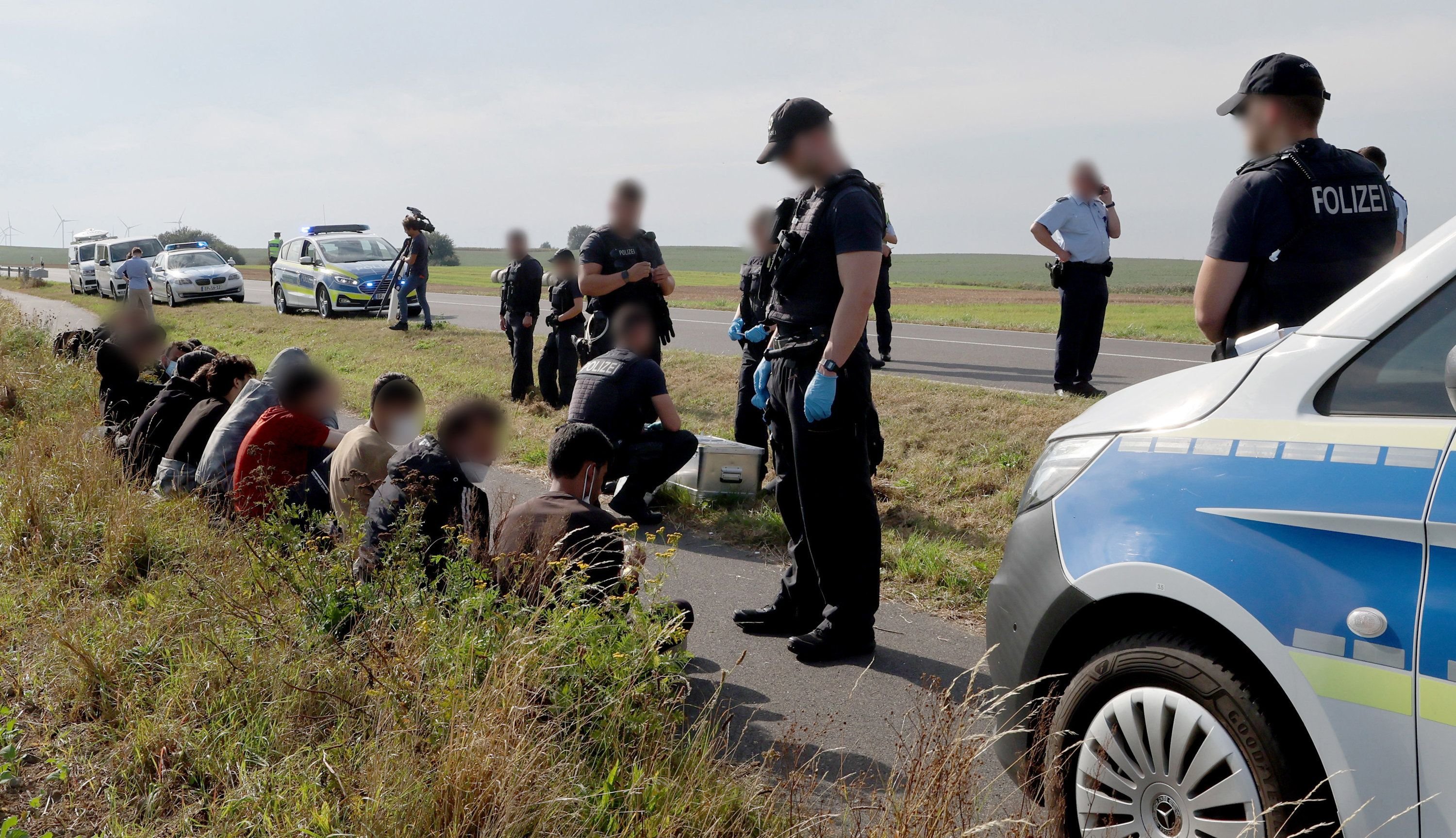 Familien an Grenze aufgegriffen Bundespolizei behält sie über Nacht da