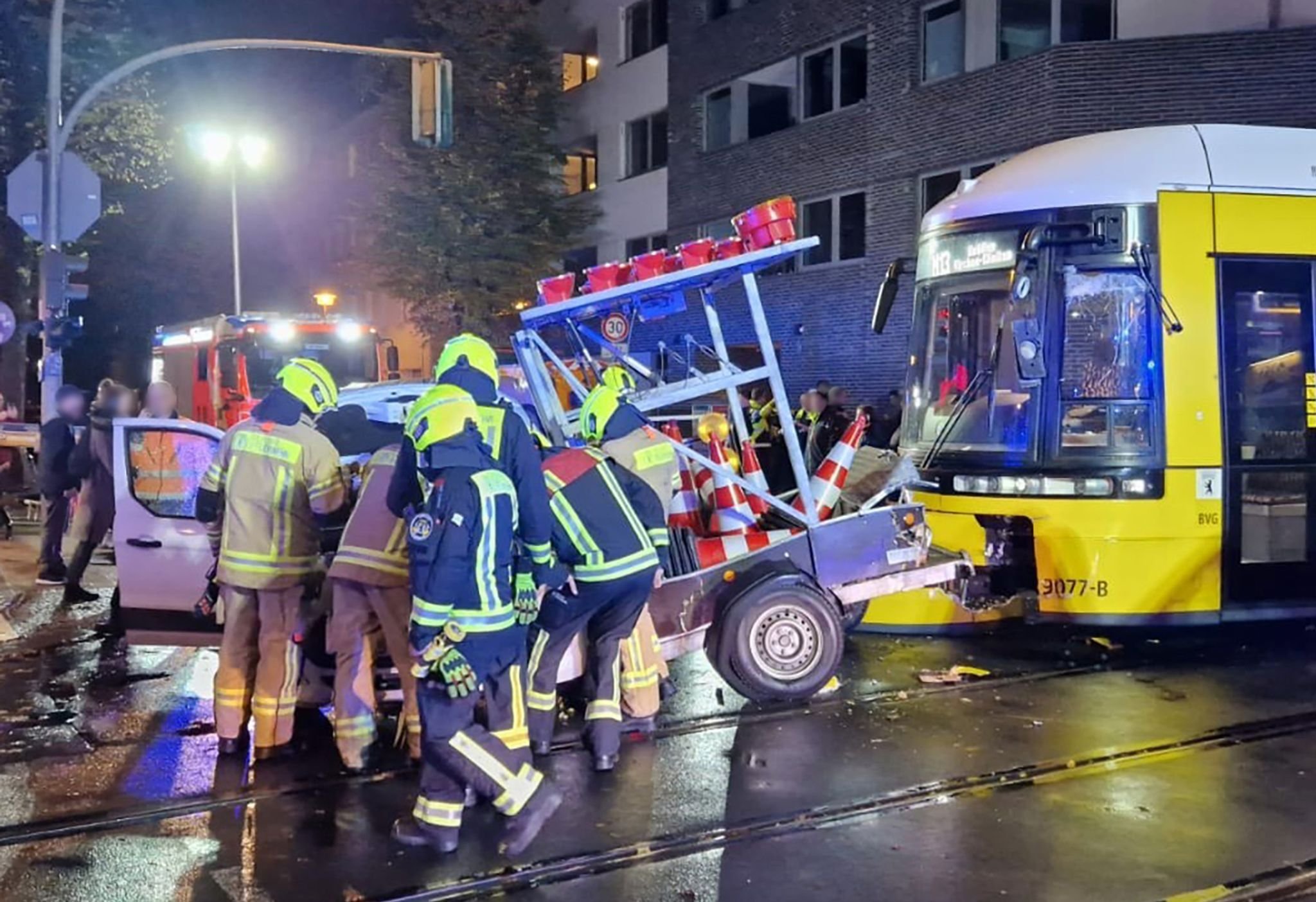 Straßenbahn kollidiert mit zwei Fahrzeugen