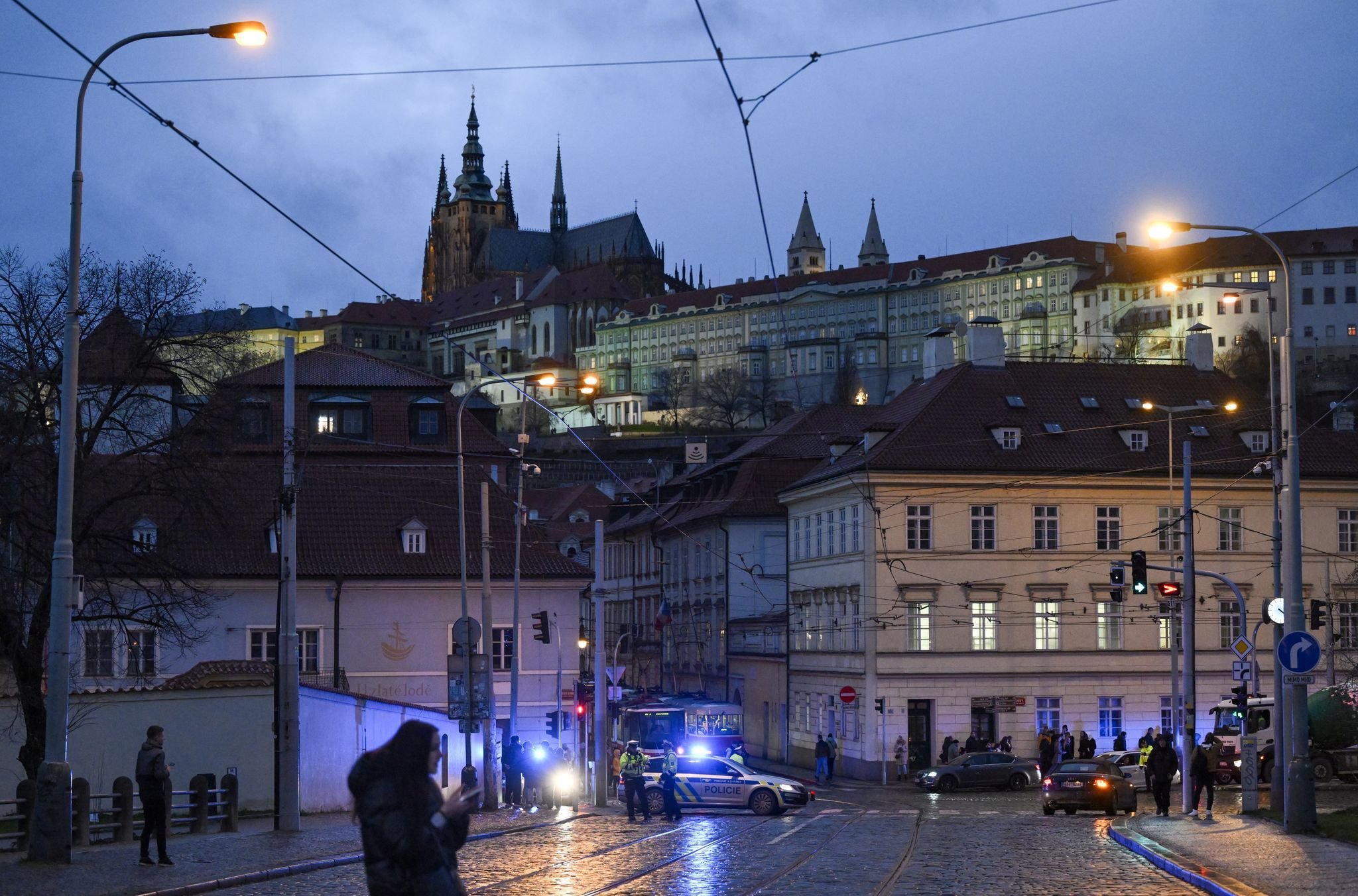 Sch Sse An Uni In Prag Tote Mehr Als Verletzte