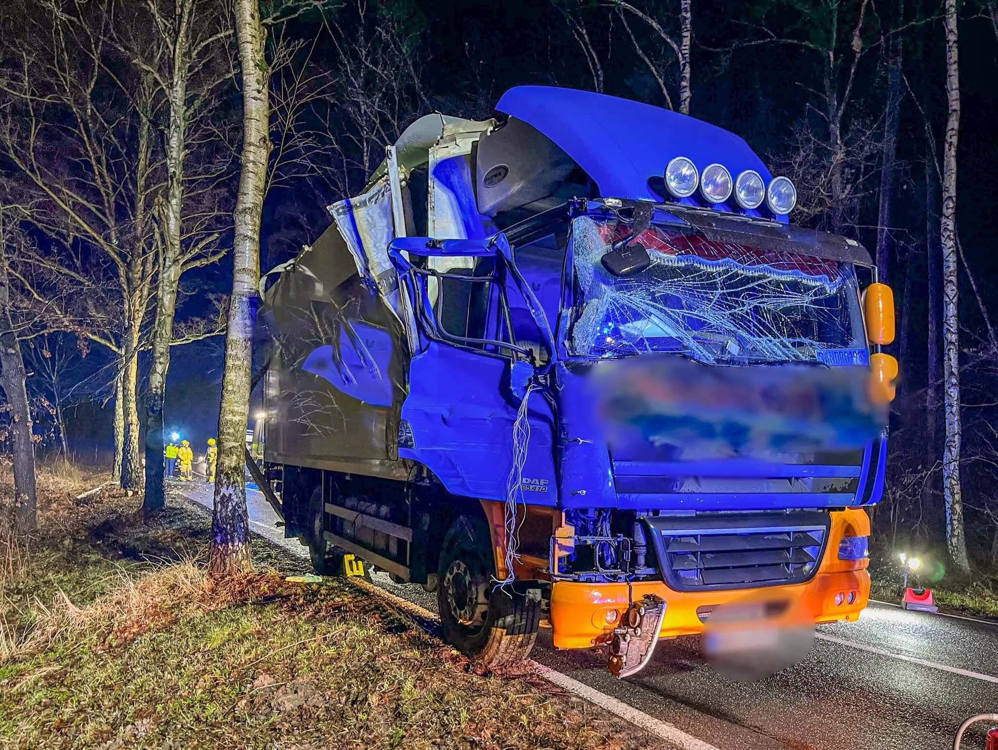 Sturm drückt Lkw auf Rügen gegen Baum Fahrer verletzt