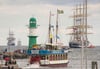 Großsegler, Traditionsschiffe und Ausflugsdampfer fahren vor der Warnemünder Mole zur traditionellen Ausfahrt der Hanse Sail 2018.