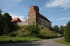 Ein Wahrzeichen der Kleinseenplatte: Burg Wesenberg zählt zu den Turmhügelburgen (franz. Motte) aus dem Hochmittelalter.