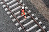 Bauarbeiten an einer Eisenbahnbrücke in Schwerin riegeln wichtige Pendlerstrecken über Wochen ab.&nbsp;
