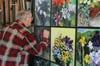 Auch wenn ein Bild eigentlich fertig ist, scheut sich Wolfram Schubert nicht davor, Änderungen vorzunehmen. Bei seinen Blumenbildern lässt er sich vom Garten seiner Frau inspirieren.