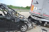 Der Peugeot fuhr ungebremst auf den Sattelschlepper. Für den 71-jährigen Autofahrer kam jede Hilfe zu spät. Er starb noch an der Unfallstelle.