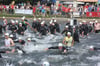 Start zum 29. Müritz-Triathlon im Warener Volksbad: 2000 Meter sind in der Müritz zu schwimmen.