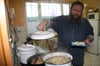 Günter Kny bereitet das Mittagessen für die Besucher der Demminer Tafel vor. Am Heiligabend gab es Fischsuppe, am ersten Feiertag Ente und am zweiten Rouladen.