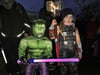 Jack, 5, und Kyara, 4, posierten bei dem Kürbisfest muskelbepackt als die Marvel-Superhelden Hulk und Thor.