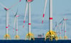 Ein bundesweit einmaliges Testfeld für Offshore-Windanlagen rund zwölf Kilometer vor Warnemünde kann kommen. (Symbolfoto)