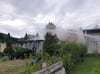 Dieser Bungalow brannte am Sonntagabend in Godendorf nieder. Die Polizei geht von Brandstiftung aus.