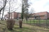 Die ehemalige Loitzer Grundschule ist vom Landkreis Vorpommern-Greifswald als zentrale Aufnahmestelle für bis zu 300 Flüchtlinge aus der Ukraine vorgesehen. In der Nacht zu Freitag kamen die ersten dort an, allerdings zeigt sich das Landratsamt wenig erfreut über die Zusammensetzung dieser Gruppe.