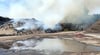 Auf dem Gelände des Neubrandenburger Biotherm-Standortes löscht die Feuerwehr seit dem frühen Sonntagnachmittag Holzverschnitt, der auf einer Fläche von 70 mal 30 Metern in Brand geraten ist. Felix Gadewolz