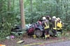 Feuerwehrleute arbeiteten unter hohem Druck, um die schwerst verletzte Fahrerin aus dem total deformierten Auto zu holen.