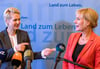 Haben sich offenbar gesucht und gefunden: Manuela Schwesig (links) und Simone Oldenburg ziehen die Koalitionsverhandlungen in Mecklenburg-Vorpommern zügig durch.
