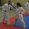 Waffenschein statt Karate: Die Zahl der Teilnehmer an Selbstverteidigungskursen ist weiterhin gering.