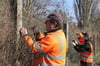 Michael Landt und seine Kollegen vom Regiehof der Stadt Neustrelitz haben am Freitag mit einem neuen Stück Zaun dafür gesorgt, dass der Weg zu den Gleisen versperrt ist.