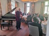 Pianist Justus Frantz war nicht nur einer der vielen Gäste, die Investor Jan Poleske zur feierlichen Eröffnung der Alten Post gratulieren wollten, er gab dem Abend auch einen musikalischen Rahmen.