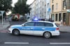 Die Polizei sperrt den Zugang in die Heinrich-Heine-Straße ab, um den schnellen Einsatz der Rettungsfahrzeuge abzusichern.