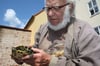 Erwin Hemke zeigt die Schmuckschildkröte, die ein Ausflügler bei einer Radtour in der Feldberger Seenlandschaft fand.