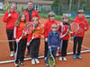 35 Kinderund Jugendliche trainieren beim Tennisclub (TC) Neustrelitz. Ds freut sowohl Übungsleiterin Laura Zellermann als auch den Vereinsvorsitzenden Maik Zellermann.  FOTO: m. schütt