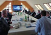 Voller Tisch: In den Me-Le-Konferenzraum in Torgelow wurde zur Büro-Eröffnung in Stettin der polnische Marschall-Bevollmächtigte Norbert Obrycki per Video zugeschaltet. Foto: Holger Schacht