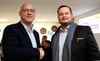 FDP-Stadtvertreter Toralf Schnur (links) wird einstimmig von seinem Ortsverband für das Amt des Warener Bürgermeisters ins Rennen geschickt. Der Vorsitzende des FDP-Landesverbandes, René Domke (rechts), gratuliert ihm.