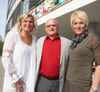 Trainer Dieter Kollark mit Franka Dietzsch (links) und Astrid Kumbernuss, seinen erfolgreichsten Leichtathletinnen.