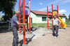 Mitarbeiter einer lokalen Firma bauten jetzt neben dem Gemeindehaus in Kartlow einen neuen Spielplatz auf, insgesamt machte die Gemeinde Kruckow dafür rund 25 000 Euro locker.