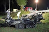 Der VW Passat wurde bei dem Aufprall auf den Baum zerrissen, die Fahrzeugteile landeten kopfüber auf einem Acker bei Rostock-Laage.
