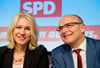 Der Ministerpräsident von Mecklenburg-Vorpommern, Erwin Sellering (SPD) und die Bundesministerin für Familie, Senioren, Frauen und Jugend, Manuela Schwesig (SPD) ist trotz Kritik von Genossen zum Lachen zumute.