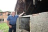 Die Glasower Brandserie ist noch nicht vorüber. Wilfried Schober zeigt die Brandspuren an der alten Scheune des Bauernhauses. Glücklicherweise war hier das Feuer ebenso wie in einem benachbarten Stall schnell entdeckt worden.