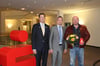 Thorsten Weßels, Vorstandsmitglied, und Michael Schiller, Affeldts Kundenberater, übereichten Torsten Affeldt einen Preis (von links nach rechts).