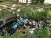 Das ist schon dreist und kein Müll von den Badegästen am Schmiedegrundsee in Neuensund. Hier hat jemand illegal seinen Müll entsorgt.