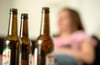 Laut Experten-Empfehlung sollten Frauen höchstens ein kleines Glas Bier täglich trinken.