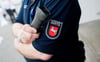 Eine Justizbeamter ein Pfefferspray. Bei einem Pfefferspray-Vorfall in Südbrandenburg vor eineinhalb Jahren wurden 35 Menschen verletzt.