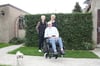 Martina Kalinowski mit ihren Eltern Gerda und Ulrich im Garten in Leussow. Möglichst täglich geht es zum Spaziergang durchs Dorf.