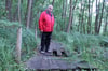 „Hier wird‘s gefährlich für Wanderer“, sagt Gert Spalteholz. Er hat diese kleine marode Brücke am Wanderweg um den Lübbesee entdeckt.