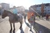 Am Nachmittag startete der Umzug vom Markt Richtung Ostsstadt mit Reiterin Hanna Mau und Pferd Edda. Den Vorhang des Ruhmes mit den Namen zogen Frauen.