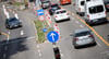 Im Straßenverkehr ist es wichtig, den anderen Verkehrsteilnehmern rechtzeitig und eindeutig einen Richtungswechsel anzuzeigen.