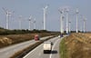 Mehr Flächen sollen in Vorpommern für Windräder zur Verfügung stehen, wie hier an der A 20. Ein Groß
